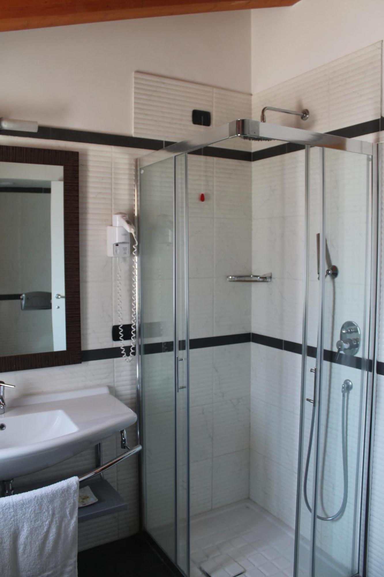 Hotel Eridano Sannazzaro de' Burgondi Bagian luar foto