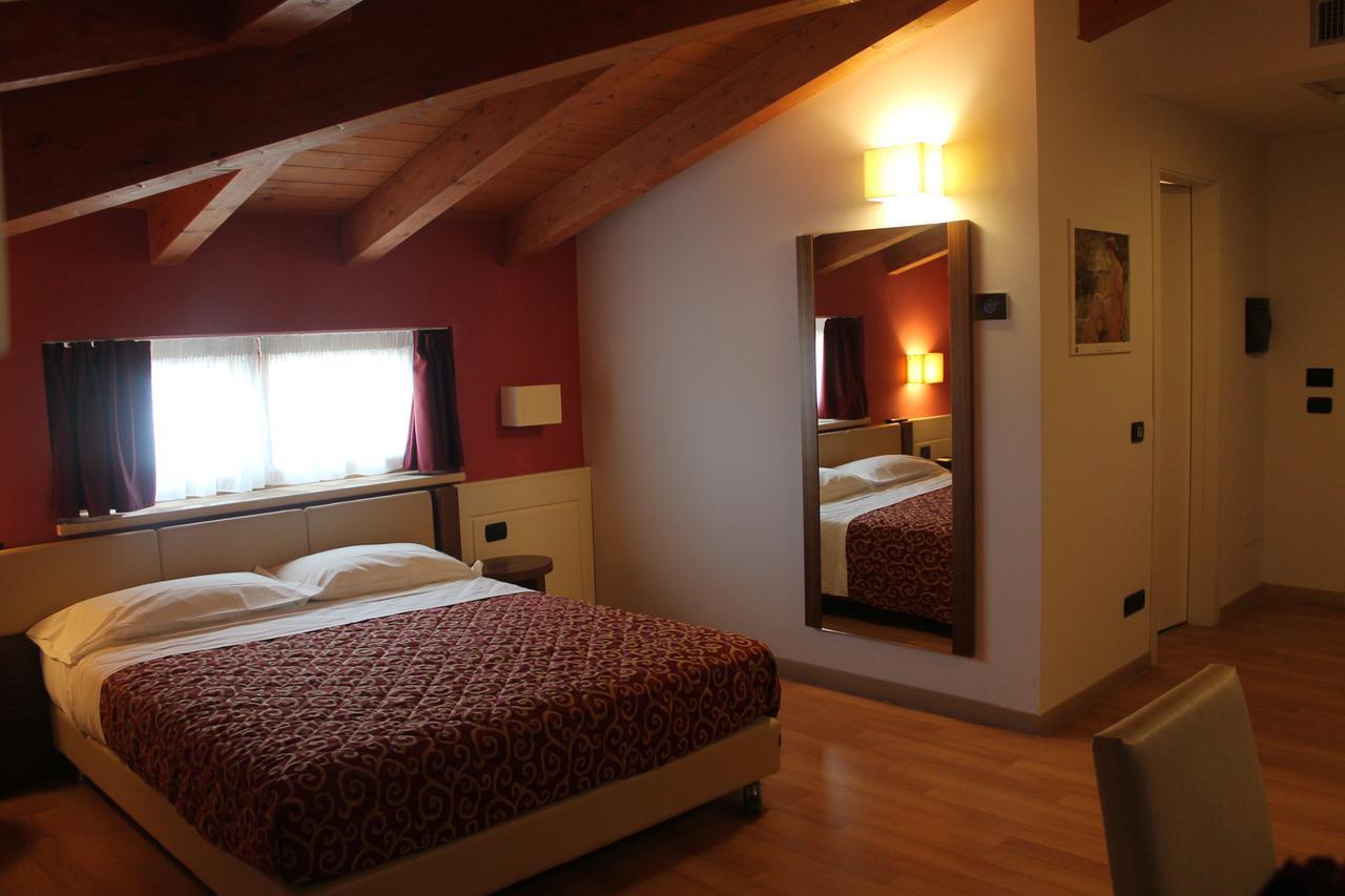 Hotel Eridano Sannazzaro de' Burgondi Bagian luar foto