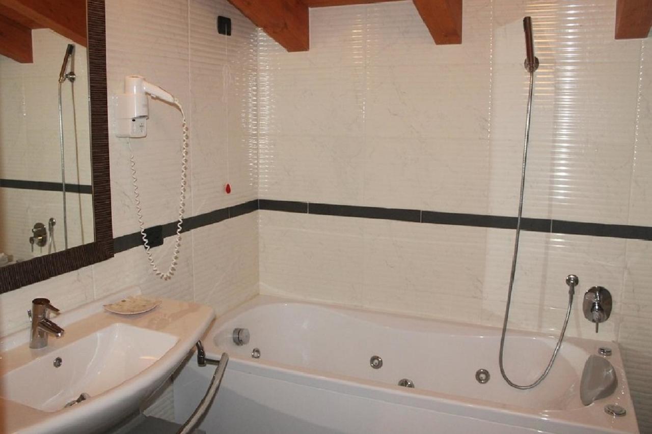 Hotel Eridano Sannazzaro de' Burgondi Bagian luar foto